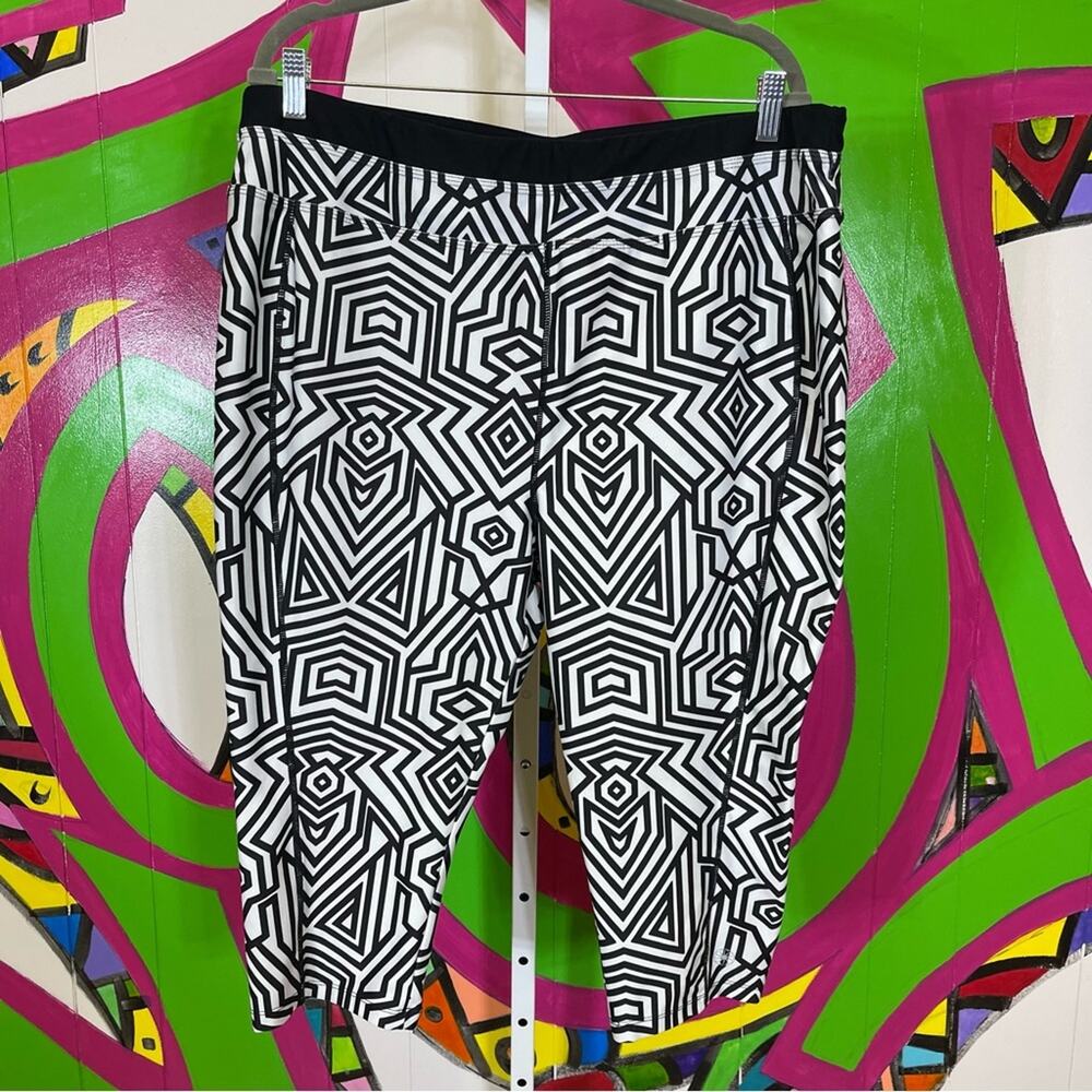 Full Beauty Sport, Black and White Athletic Capris. Size 22/24. Excellent cond!